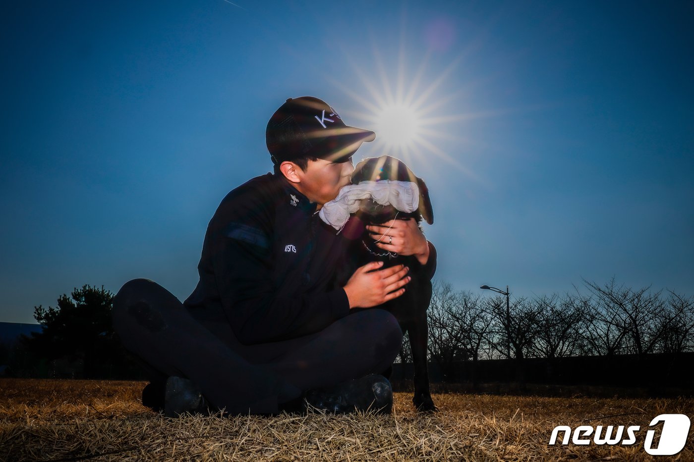 본문 이미지 - 주디(8·래브라도 리트리버)가 탐지조사요원인 서혜민 주무관(26)과 인천 중구 관세인재개발원 탐지견훈련센터에서 훈련을 마친 뒤 휴식을 취하고 있다. ⓒ News1 안은나 기자
