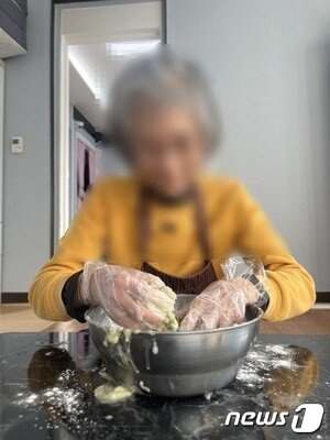 본문 이미지 - 한 발달장애인이 부산시 발달장애인 긴급돌봄센터에서 진행하는 '밀가루 반죽 만들기와 모양 찍기' 프로그램에 참여하고 있다.(부산시 발달장애인 긴급돌봄센터 제공)