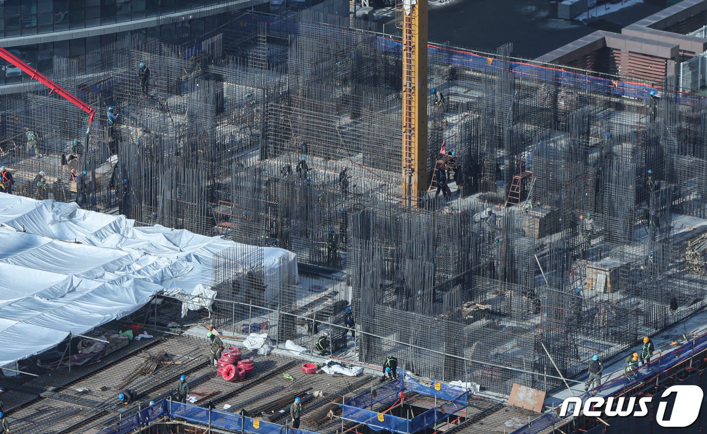 본문 이미지 - 사진은 26일 인천 연수구 송도신도시 신축아파트 공사현장의 모습. 2023.12.26/뉴스1 ⓒ News1 김도우 기자
