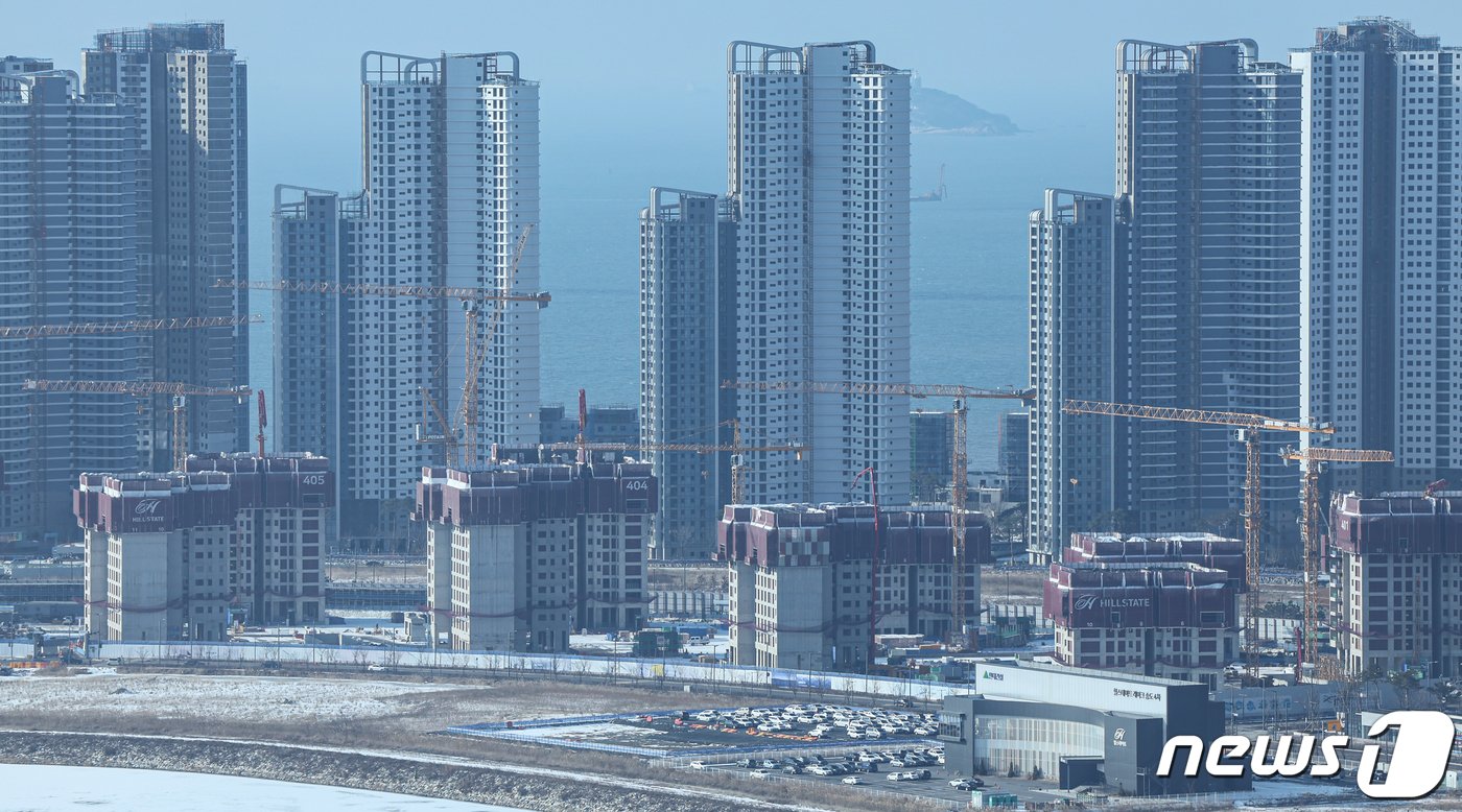 본문 이미지 - 인천 연수구 송도신도시 신축아파트 공사현장의 모습. 뉴스1 ⓒ News1 김도우 기자