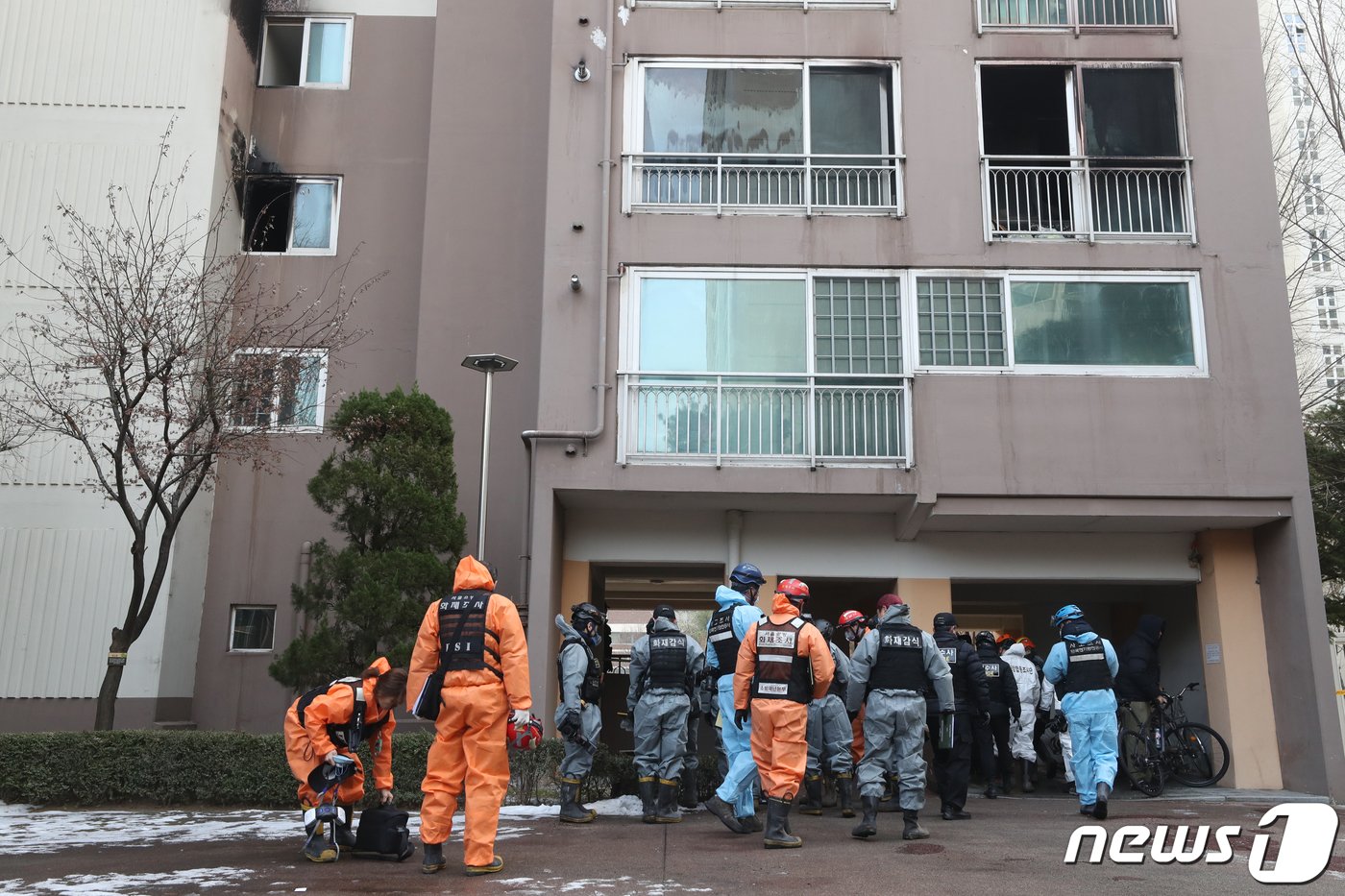 본문 이미지 - 26일 오전 서울 도봉구의 한 아파트 화재현장에서 경찰과 소방 등 관계당국으로 구성된 합동감식팀이 감식을 위해 발걸음을 옮기고 있다. 2023.12.26/뉴스1 ⓒ News1 이승배 기자