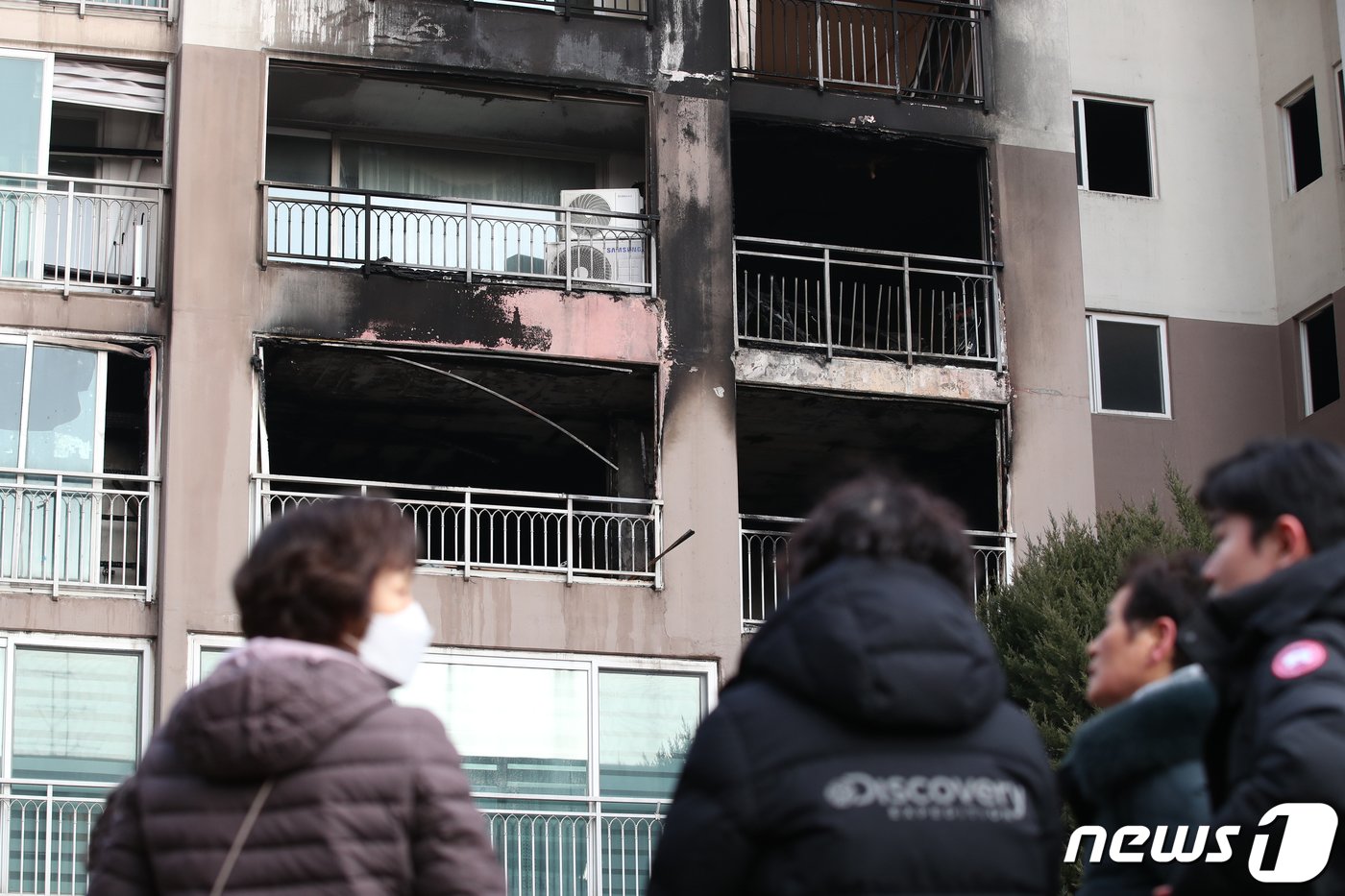 26일 오전 서울 도봉구의 한 아파트 화재현장에 아파트 외벽이 검게 그을려있다.  2023.12.26/뉴스1 ⓒ News1 이승배 기자