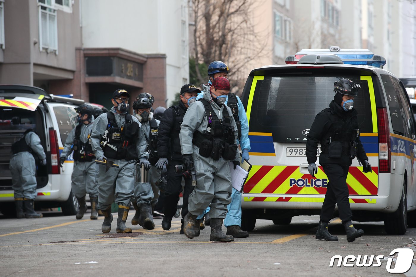 본문 이미지 - 26일 오전 서울 도봉구의 한 아파트 화재현장에서 경찰과 소방 등 관계당국으로 구성된 합동감식팀이 감식을 위해 발걸음을 옮기고 있다. 2023.12.26/뉴스1 ⓒ News1 이승배 기자