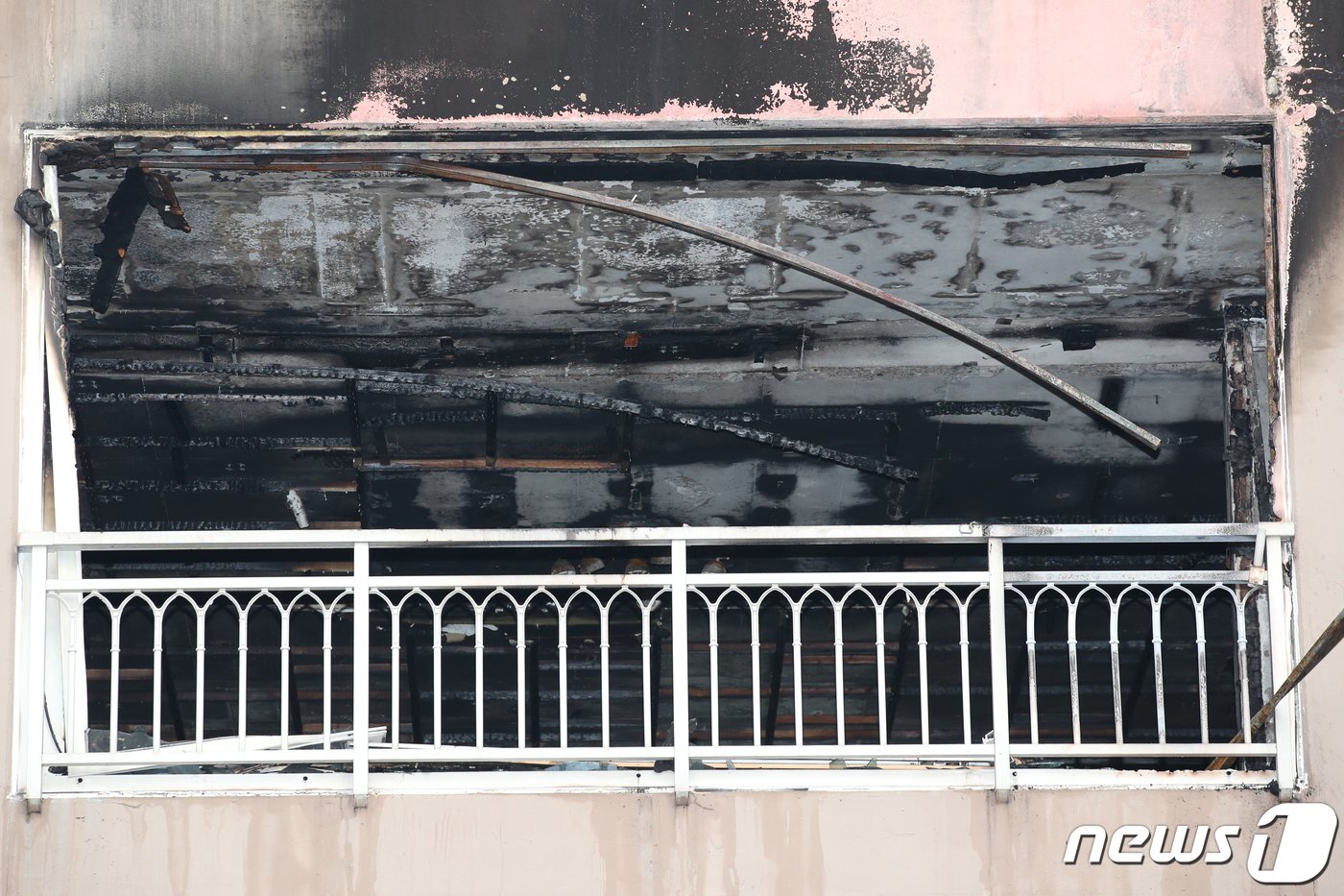 본문 이미지 - 26일 오전 서울 도봉구의 한 아파트 화재현장에 검게 그을린 흔적 등이 보인다.  2023.12.26/뉴스1 ⓒ News1 이승배 기자