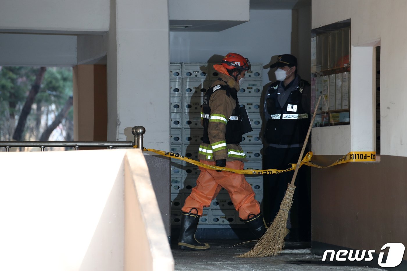 26일 오전 서울 도봉구의 한 아파트 화재현장에서 경찰과 소방 등 관계당국으로 구성된 합동감식팀이 감식을 위해 발걸음으 옮기고 있다. 2023.12.26/뉴스1 ⓒ News1 이승배 기자