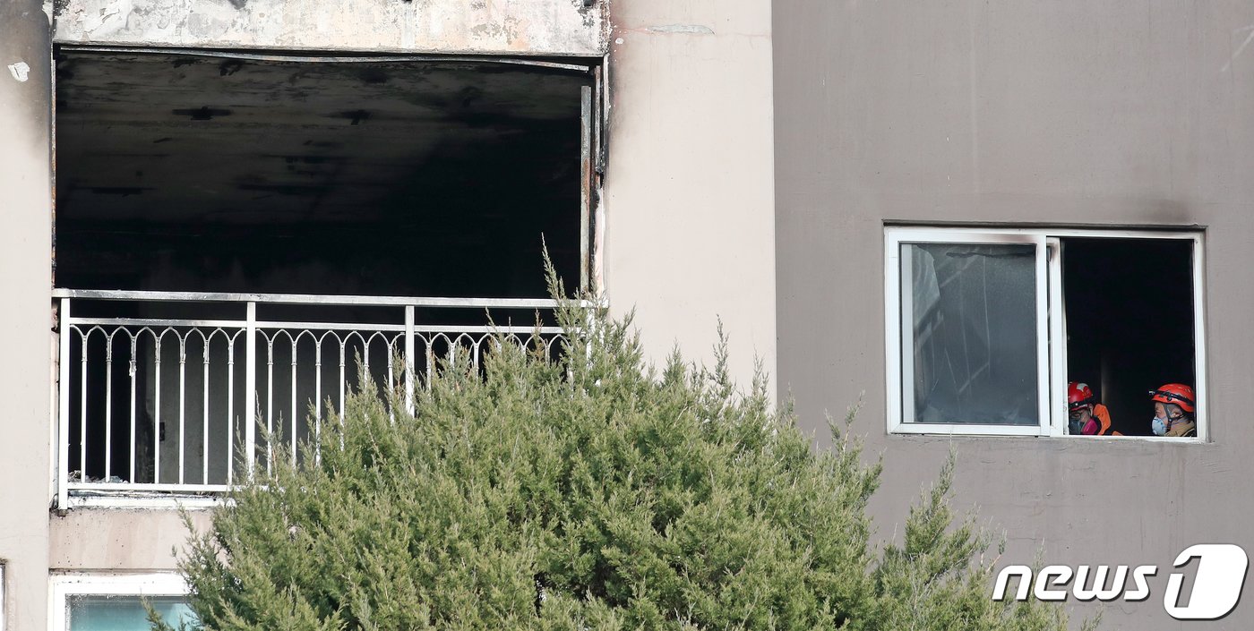 본문 이미지 - 26일 오전 서울 도봉구의 한 아파트 화재현장에서 경찰과 소방 등 관계당국으로 구성된 합동감식팀이 감식을 하고 있다.  2023.12.26/뉴스1 ⓒ News1 이승배 기자