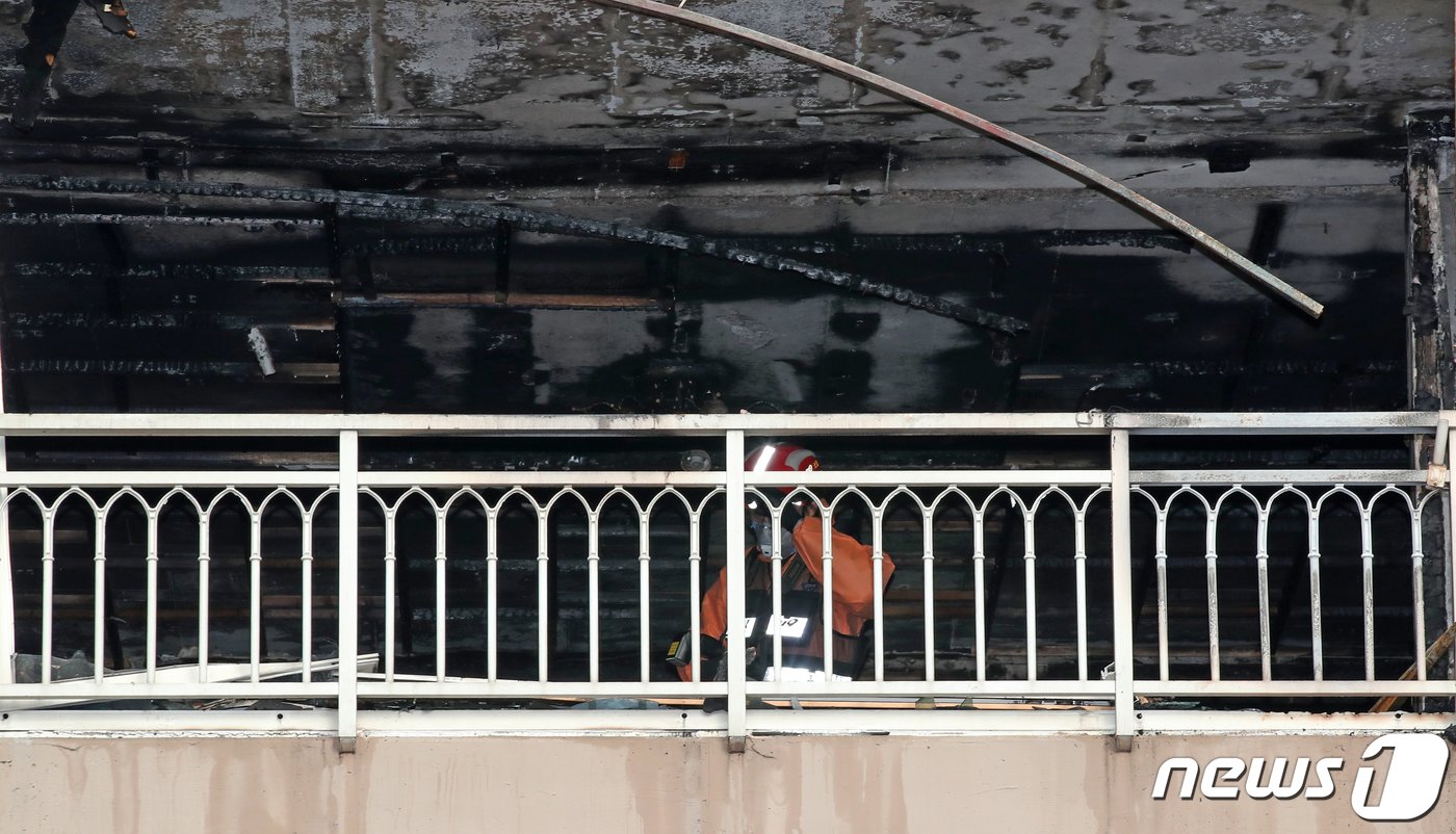 본문 이미지 - 26일 오전 서울 도봉구의 한 아파트 화재현장에서 경찰과 소방 등 관계당국으로 구성된 합동감식팀이 감식을 하고 있다. 2023.12.26/뉴스1 ⓒ News1 이승배 기자