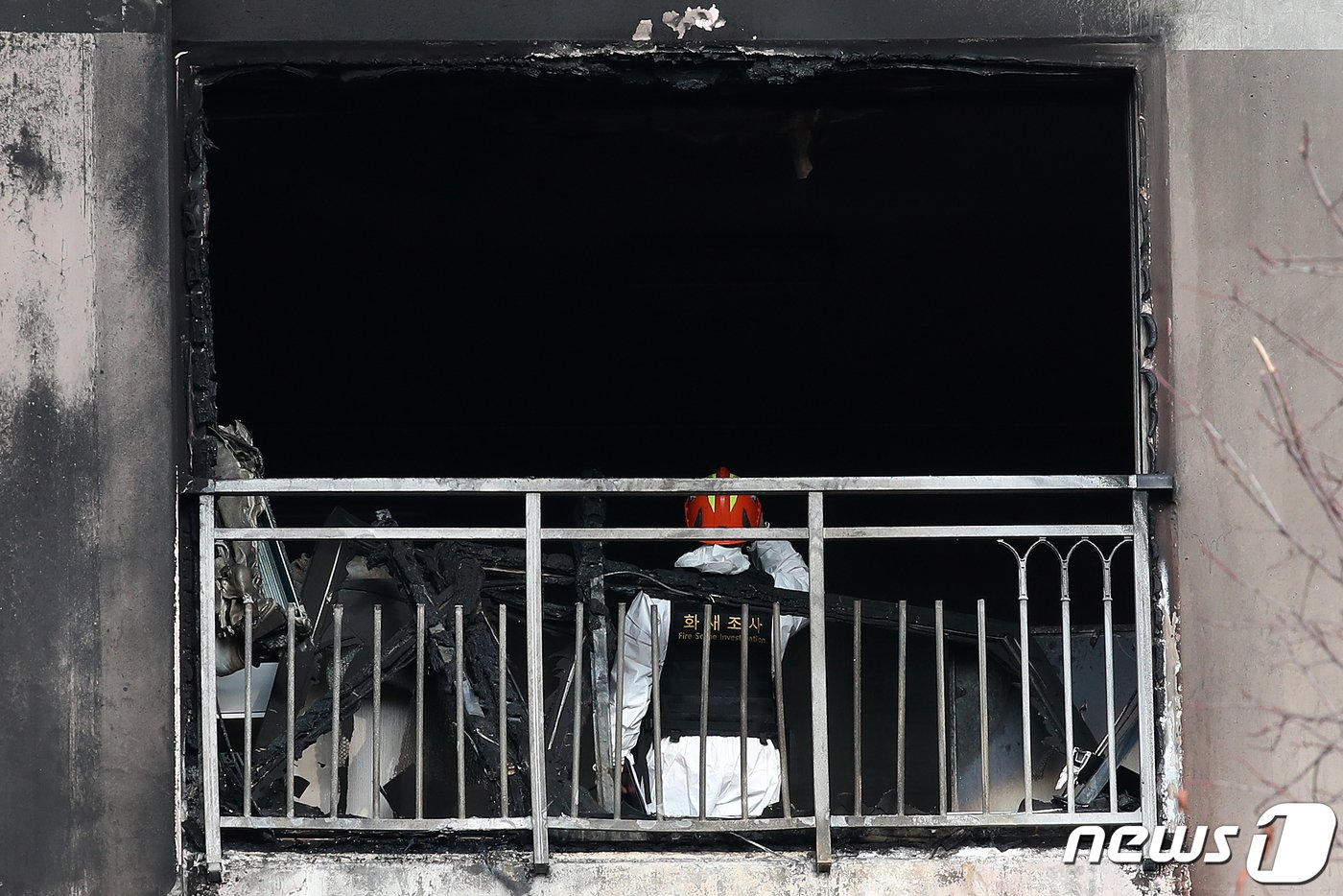본문 이미지 - 26일 오전 서울 도봉구의 한 아파트 화재현장에서 경찰과 소방 등 관계당국으로 구성된 합동감식팀이 감식을 하고 있다. 2023.12.26/뉴스1 ⓒ News1 이승배 기자