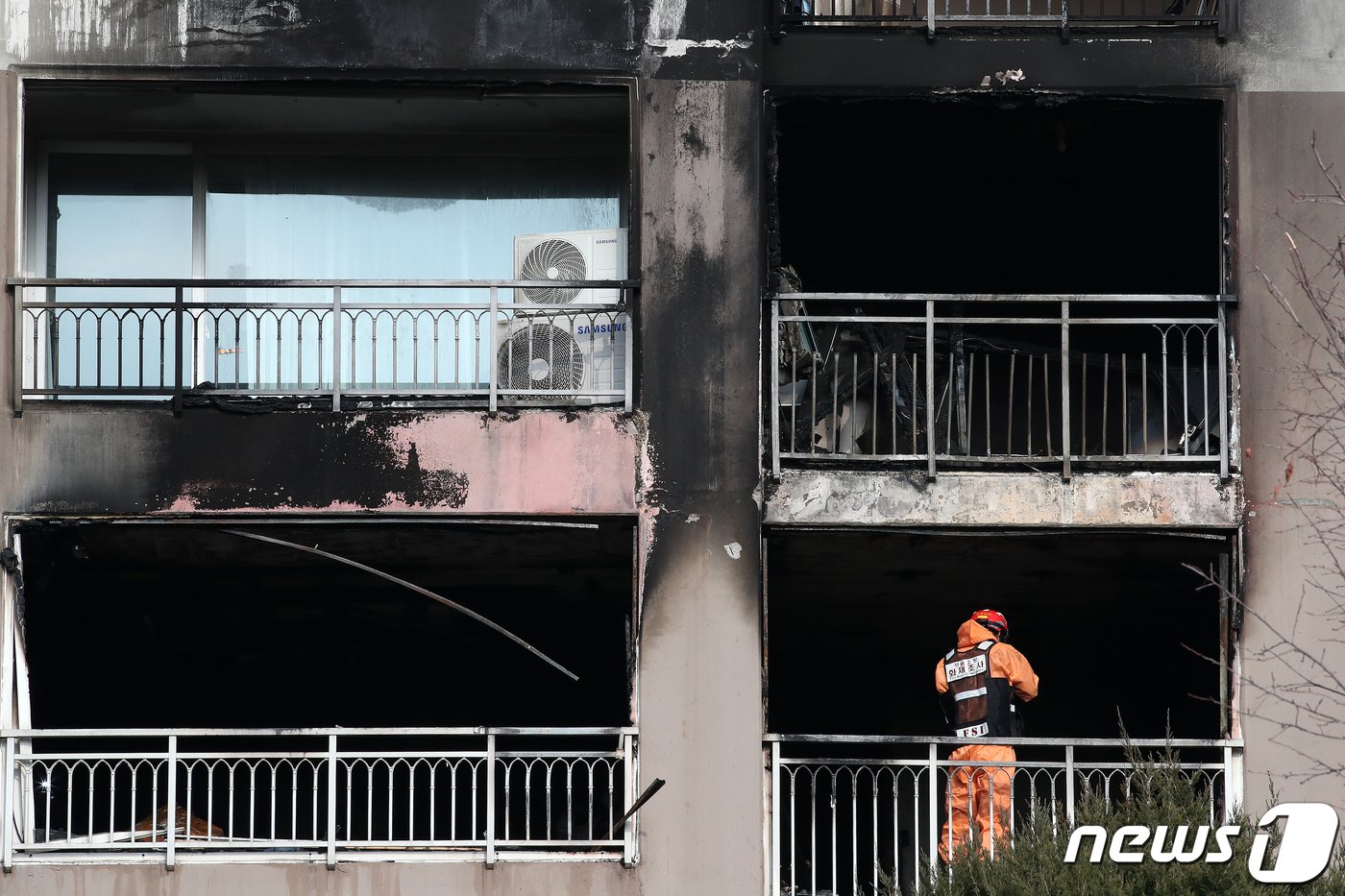 본문 이미지 - 26일 오전 서울 도봉구의 한 아파트 화재현장에서 경찰과 소방 등 관계당국으로 구성된 합동감식팀이 감식을 하고 있다. 2023.12.26/뉴스1 ⓒ News1 이승배 기자