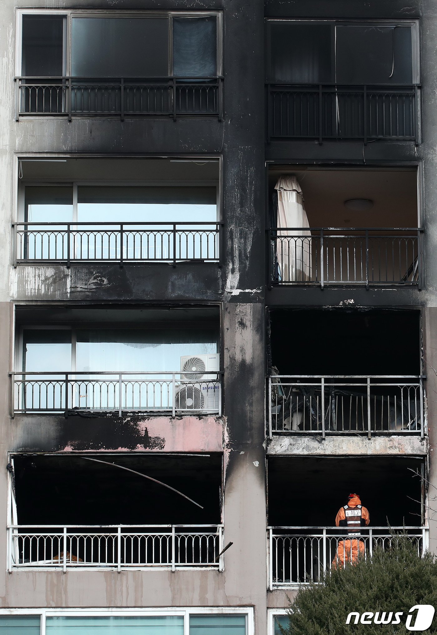 본문 이미지 - 26일 오전 서울 도봉구의 한 아파트 화재현장에서 경찰과 소방 등 관계당국으로 구성된 합동감식팀이 감식을 하고 있다. 2023.12.26/뉴스1 ⓒ News1 이승배 기자
