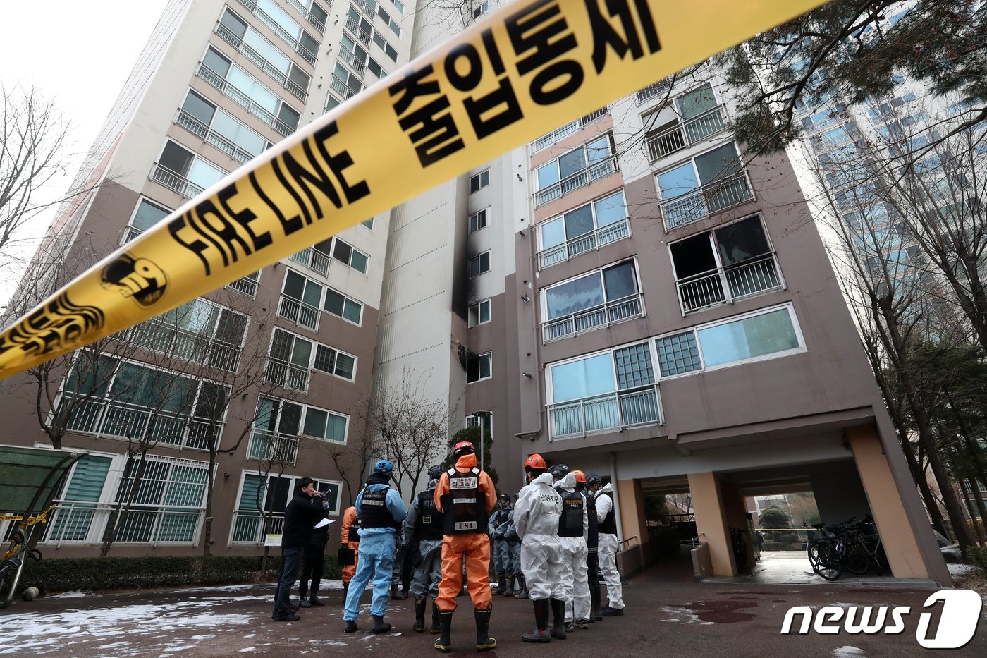 본문 이미지 - 26일 오전 서울 도봉구의 한 아파트 화재현장에서 경찰과 소방 등 관계당국으로 구성된 합동감식팀이 감식을 준비하고 있다. 2023.12.26/뉴스1 ⓒ News1 이승배 기자