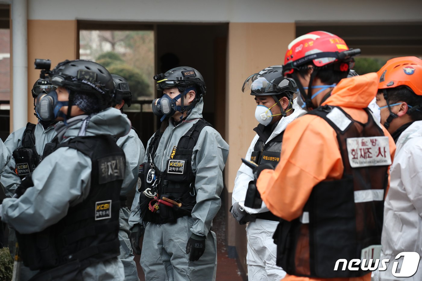본문 이미지 - 26일 오전 서울 도봉구의 한 아파트 화재현장에서 경찰과 소방 등 관계당국으로 구성된 합동감식팀이 감식을 준비하고 있다. 2023.12.26/뉴스1 ⓒ News1 이승배 기자