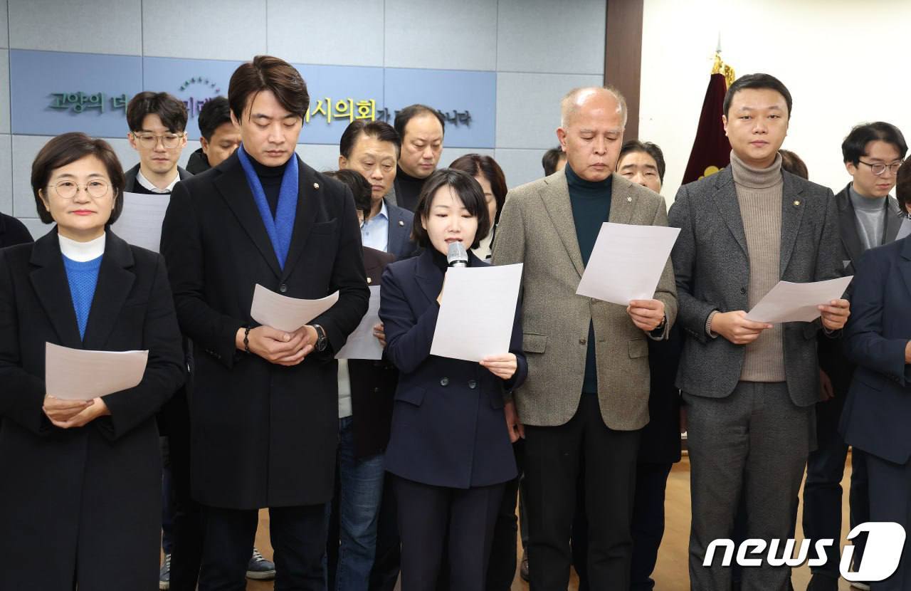 본문 이미지 - 26일 오전 경기 고양시의회 영상회의실에서 고양지역 국회의원과 시도의원들이 일산동구 풍동 신천지 건물에 대한 고양시의 종교시설 용도변경 허용을 취소할 것을 요구하는 성명을 발표하고 있다. &#40;더불어민주당 제공&#41;