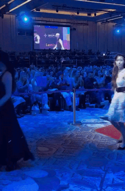 본문 이미지 - 레드카펫에서 퇴장하던 그룹 '에스파' 윈터를 습격하려 한 남성을 제압하는 경호원의 모습이 화제가 되고 있다. 온라인 커뮤니티 갈무리