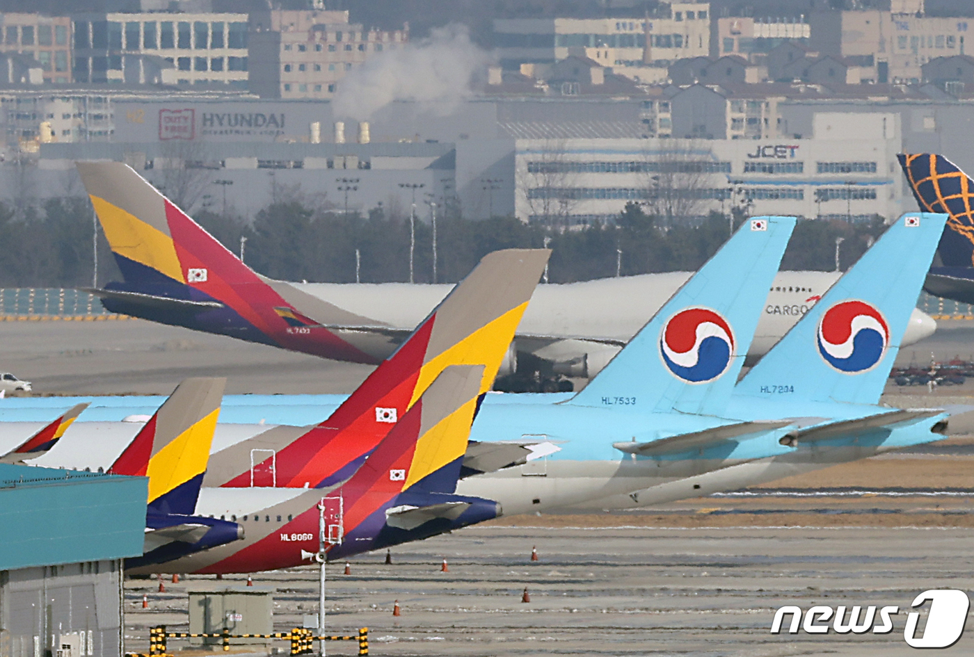 (인천공항=뉴스1) 박정호 기자 = 대한항공과 아시아나항공의 합병이 해를 넘기게 된 가운데 26일 오후 인천국제공항 계류장에 대한항공과 아시아나항공의 항공기가 지나고 있다.최근 유 …