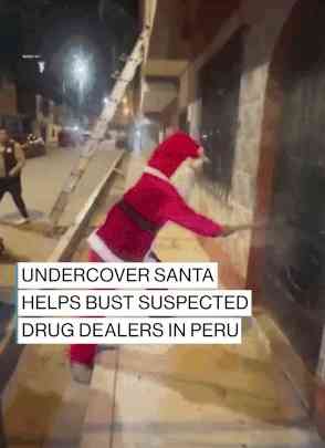 크리스마스를 이브 저녁 페루 경찰이 산타클로스 복장을 하고 우범지대에 잠입해 마약범을 기습해 검거해 화제다. ABC뉴스 갈무리