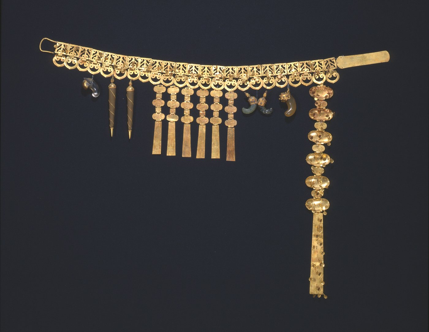 본문 이미지 - 보물로 지정된 경주 금령총 출토 금제 허리띠. 문화재청 제공