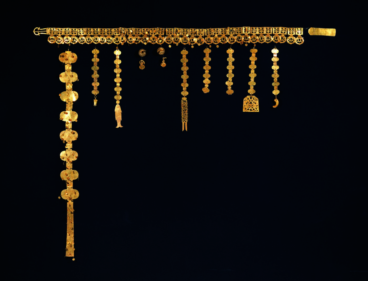 본문 이미지 - 보물로 지정된 경주 서봉총 출토 금제 허리띠. 문화재청 제공