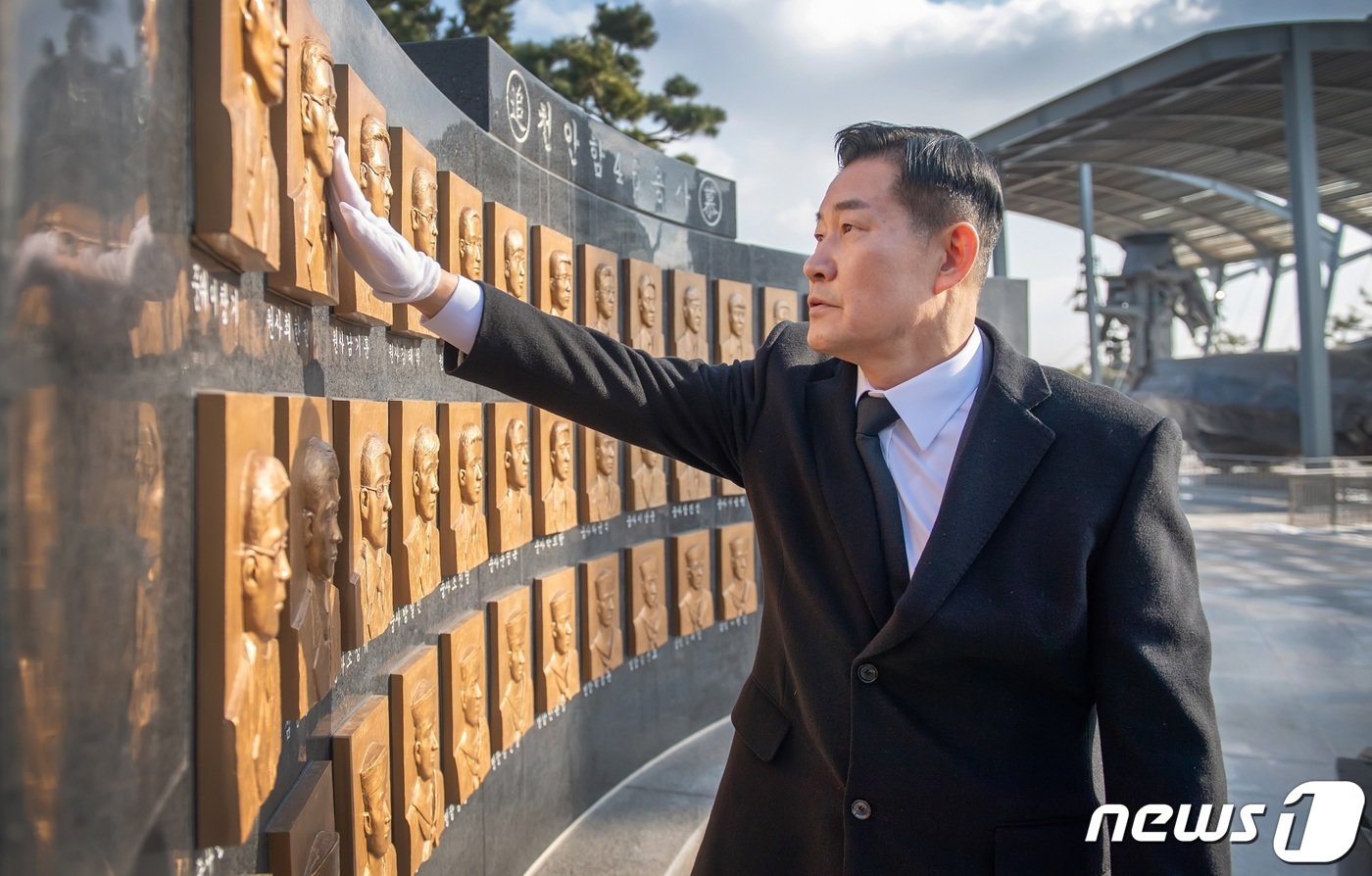 신원식 국방부 장관이 26일 천안함의 대비태세 점검을 위해 해군 제2함대사령부를 방문, 천안함 46용사 부조상을 둘러보고 있다. &#40;국방부 제공&#41; 2023.12.26/뉴스1