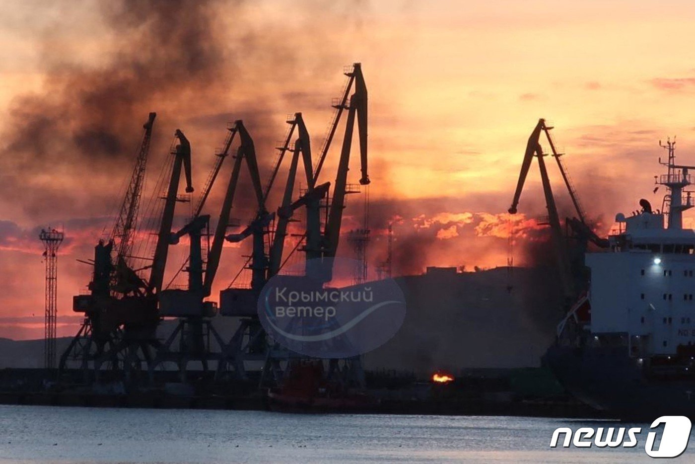 본문 이미지 - 러시아 점령지인 우크라이나 남부 크름반도 페오도시야 항구가 26일(현지시간) 우크라이나군이 쏜 미사일에 맞아 검붉은 연기가 피어오르고 있다. 러시아군은 이날 크름반도에 있던 상륙함 노보체르카스함이 피격돼 1명이 사망했다고 밝혔다. 2023.12.26. ⓒ AFP=뉴스1 ⓒ News1 김성식 기자