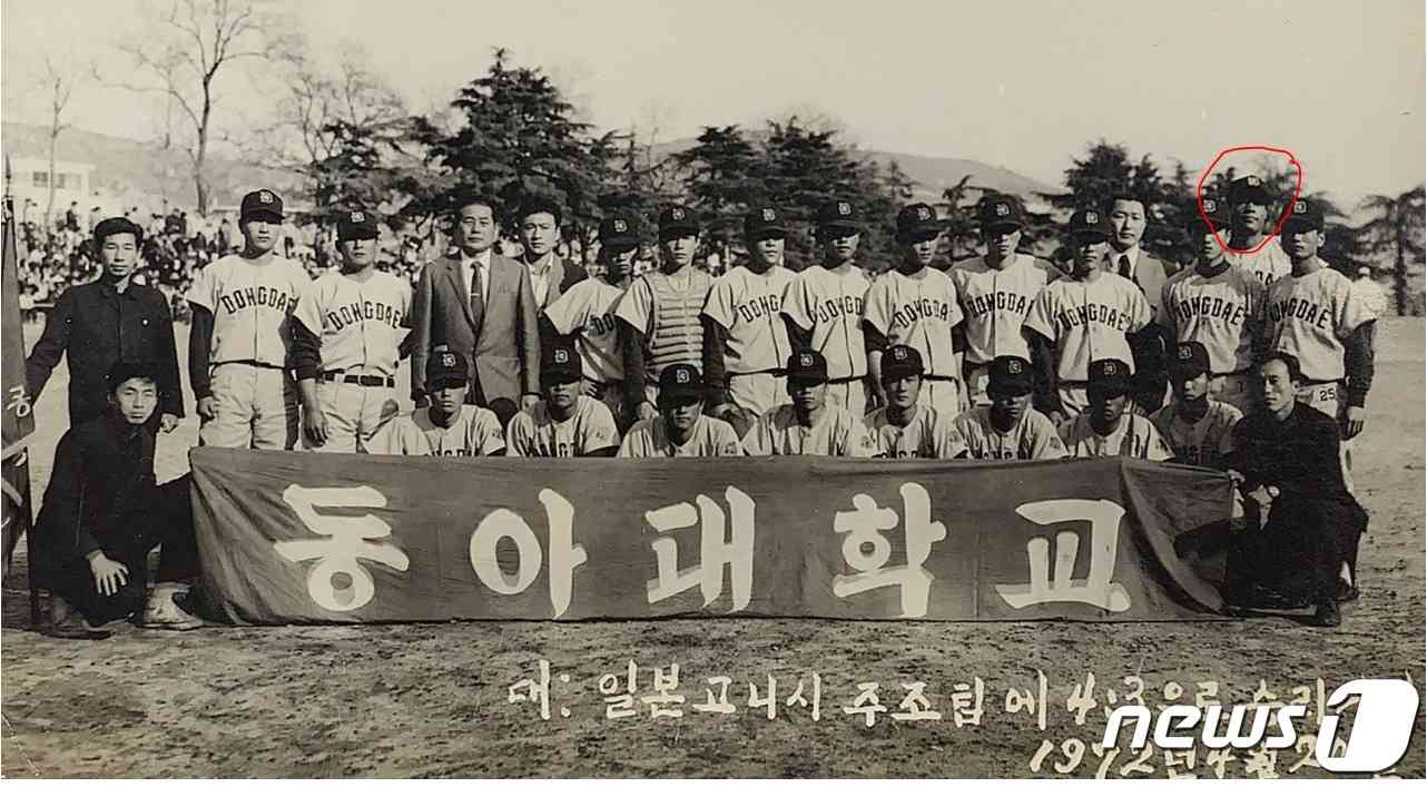  김영도씨(오른쪽 뒷줄 붉은 원내)가 동아대 1학년시절이던 1972년 찍은 단체사진. (동아대 제공) © 뉴스1