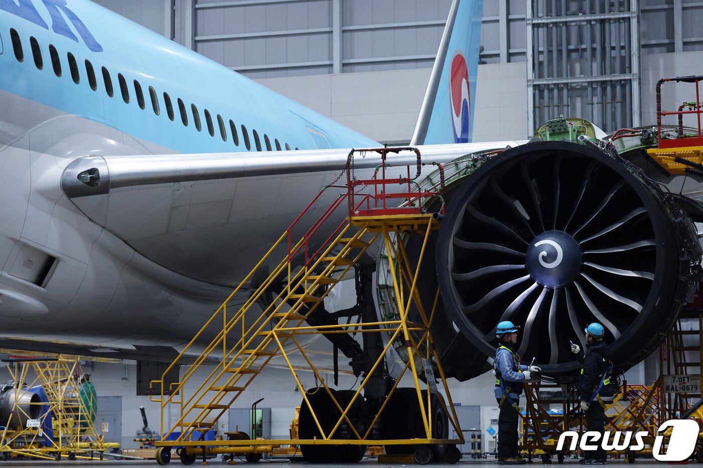 본문 이미지 - 인천시 중구 운서동에 위치한 대한항공 항공기 정비격납고에서 항공기 엔진을 점검하고 있다. /뉴스1 ⓒ News1 박정호 기자