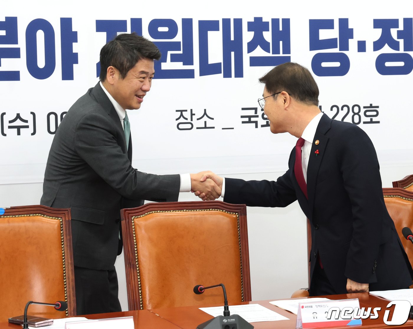 본문 이미지 - 유의동 국민의힘 정책위의장이 27일 서울 여의도 국회에서 열린 중대재해 취약분야 지원대책 관련 당정협의에서 이정식 고용노동부 장관과 인사를 나누고 있다. 2023.12.27/뉴스1 ⓒ News1 송원영 기자
