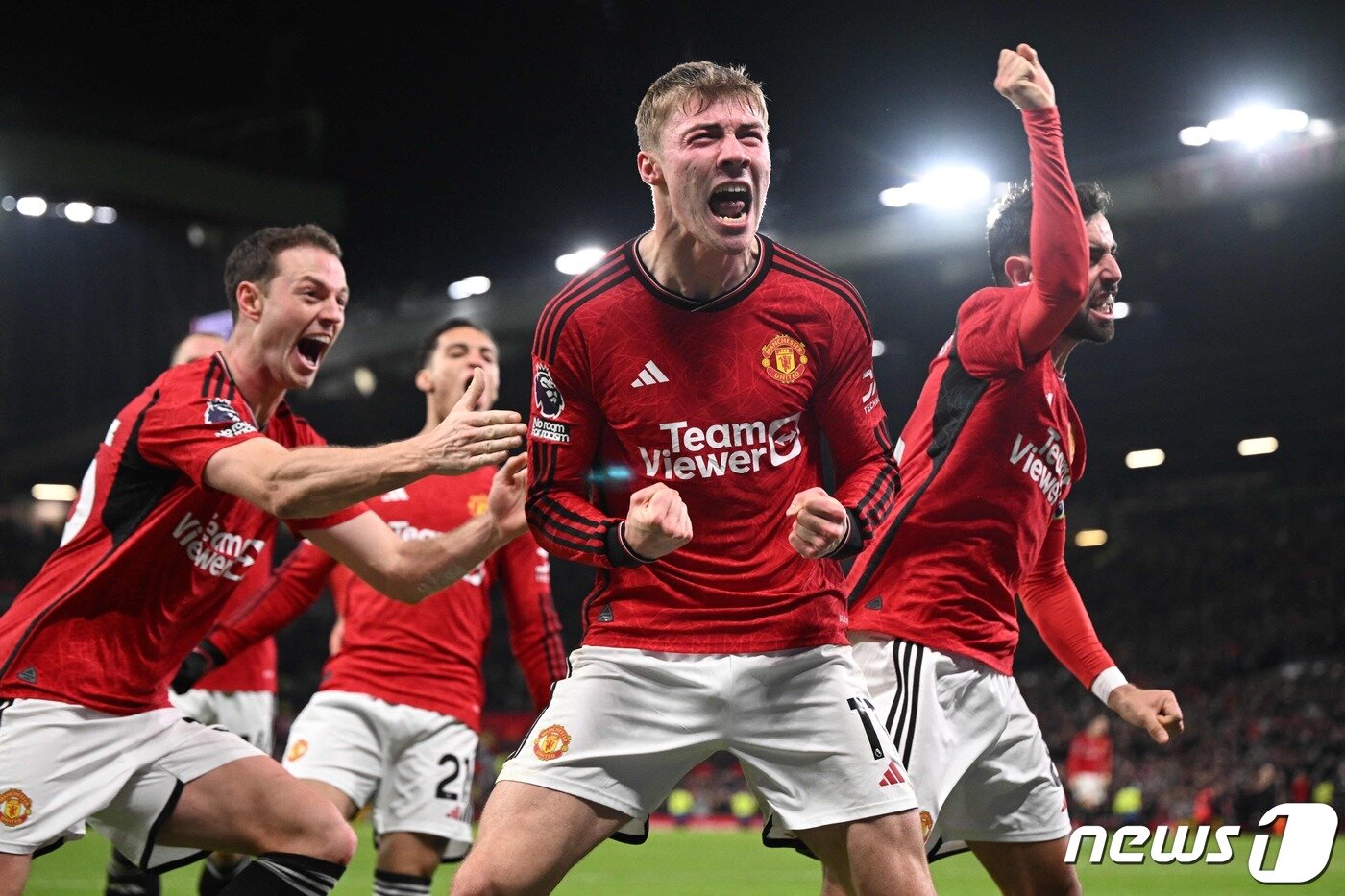 본문 이미지 - 맨유 데뷔골을 넣은 회이룬(가운데)이 포효하며 기뻐하고 있다. ⓒ AFP=뉴스1