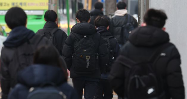 '학생 11명에 유사 성행위' 중학교 교사 2심서 감형…징역 9년