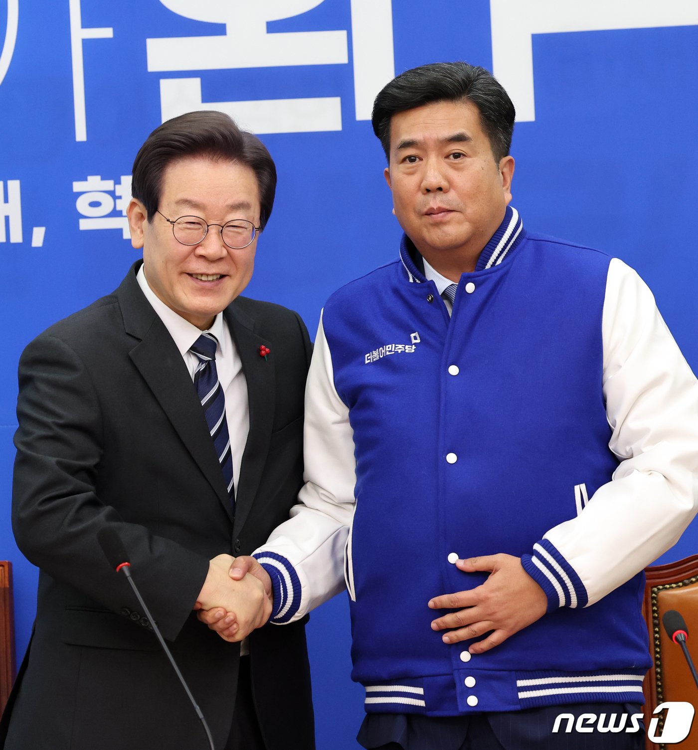 본문 이미지 - 이재명 더불어민주당 대표가 27일 오전 서울 여의도 국회에서 열린 민주당 4·5호 인재영입식에서 인재영입 5호 강청희 전 대한의사협회 상근부회장과 악수를 나누고 있다. 2023.12.27/뉴스1 ⓒ News1 황기선 기자