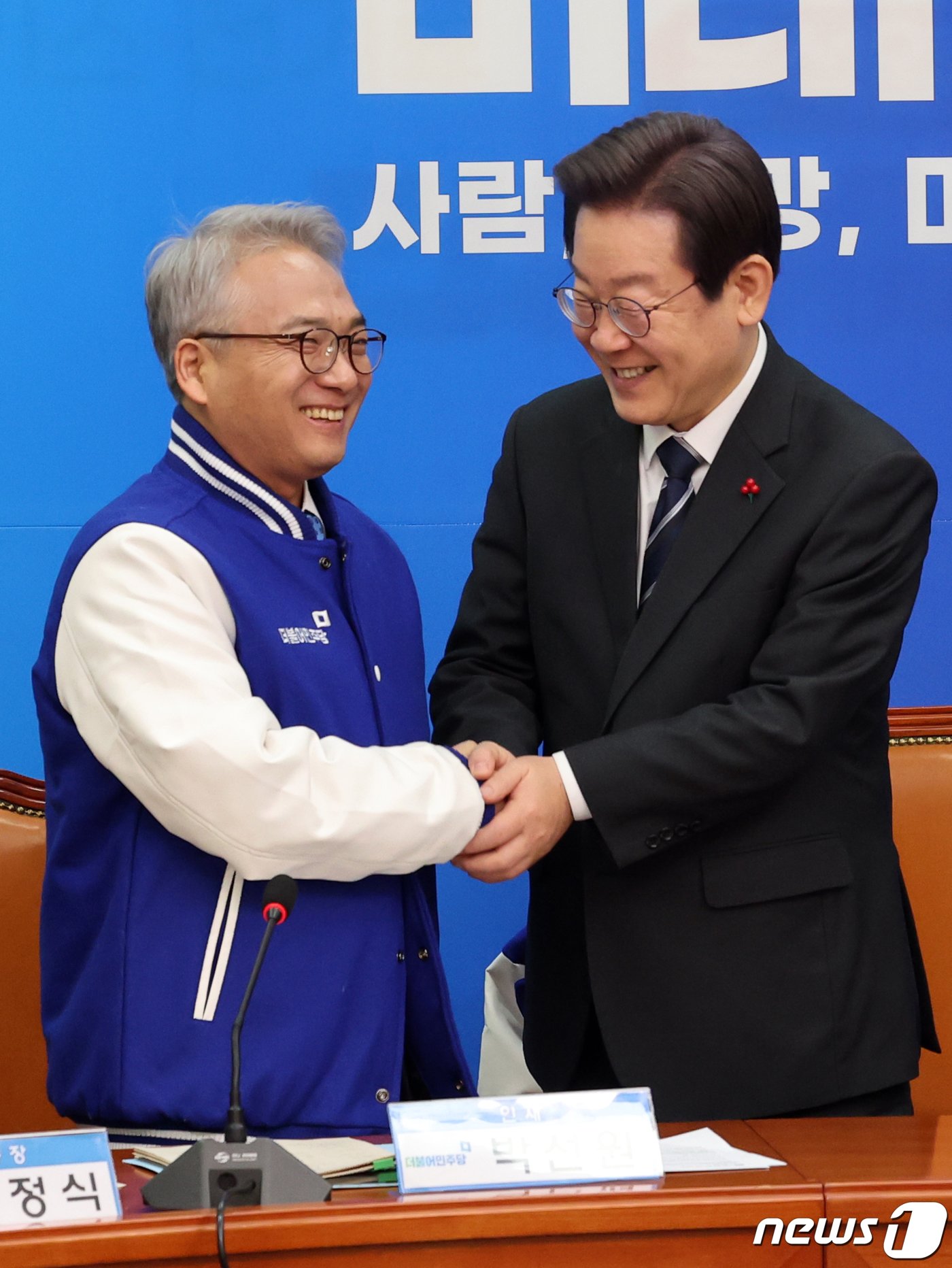 본문 이미지 - 이재명 더불어민주당 대표가 27일 오전 서울 여의도 국회에서 열린 민주당 4·5호 인재영입식에서 인재영입 4호 박선원 전 국가정보원 제1차장과 악수를 나누고 있다. 2023.12.27/뉴스1 ⓒ News1 황기선 기자