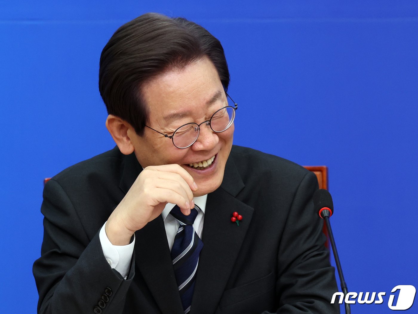 본문 이미지 - 이재명 더불어민주당 대표가 27일 오전 서울 여의도 국회에서 열린 민주당 4·5호 인재영입식에서 미소를 보이고 있다. 2023.12.27/뉴스1 ⓒ News1 황기선 기자