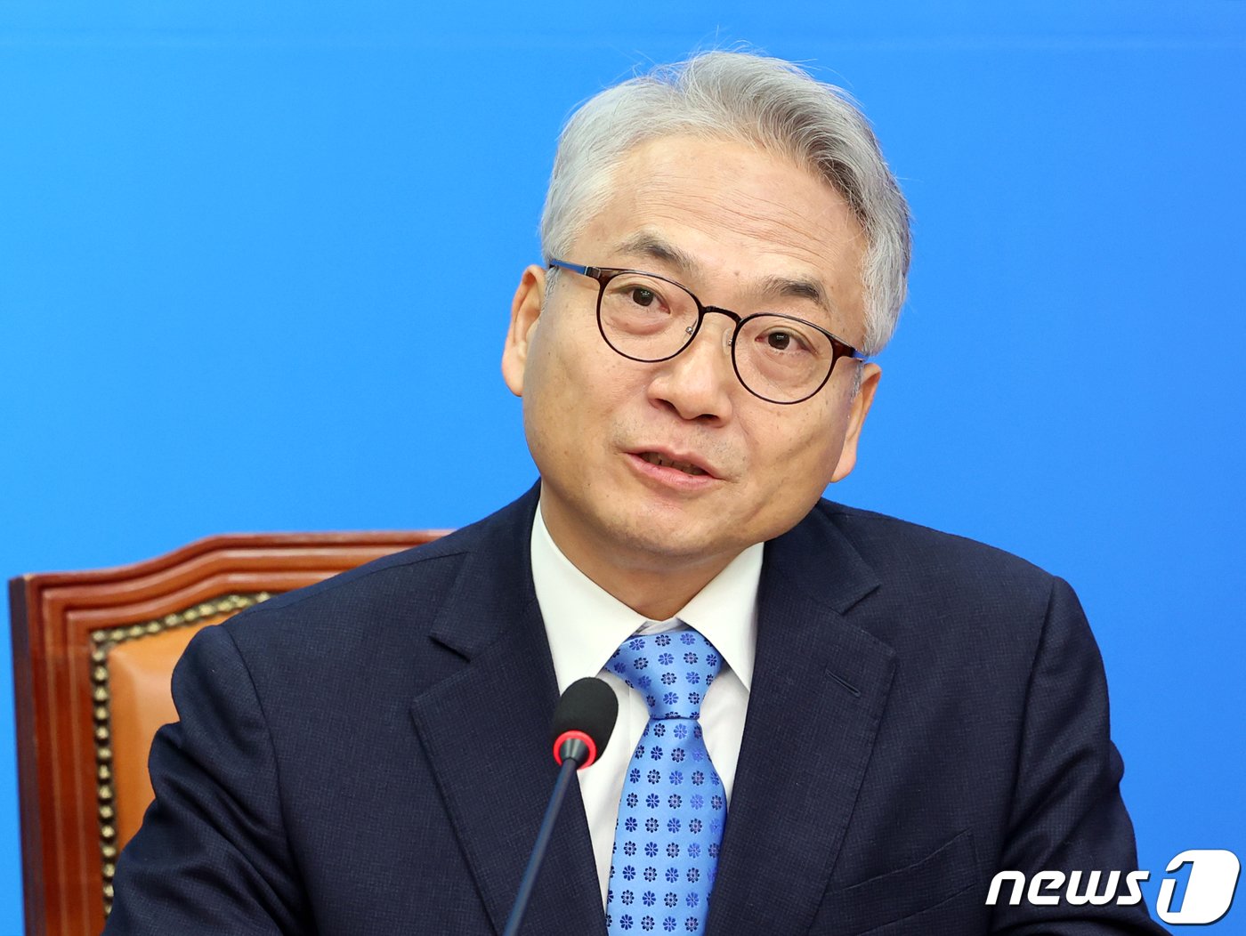 본문 이미지 - 더불어민주당 4호 인재로 영입된 박선원 전 국가정보원 제1차장이 27일 오전 서울 여의도 국회에서 열린 민주당 4·5호 인재영입식에서 인사말을 하고 있다. 2023.12.27/뉴스1 ⓒ News1 황기선 기자