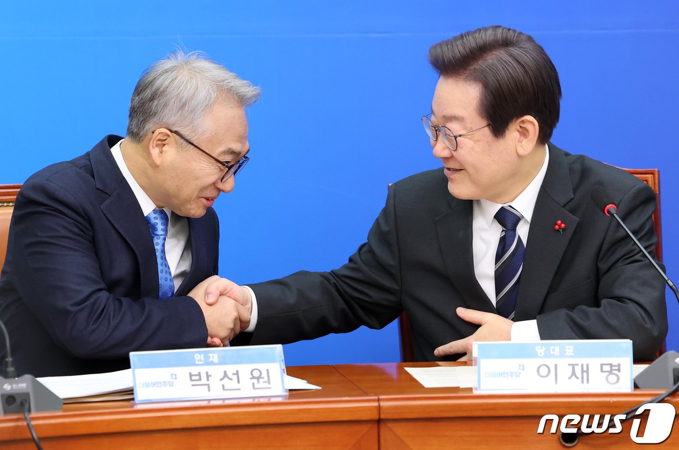 본문 이미지 - 이재명 더불어민주당 대표가 27일 오전 서울 여의도 국회에서 열린 민주당 4·5호 인재영입식에서 인재영입 4호 박선원 전 국가정보원 제1차장과 악수를 나누고 있다. 2023.12.27/뉴스1 ⓒ News1 황기선 기자