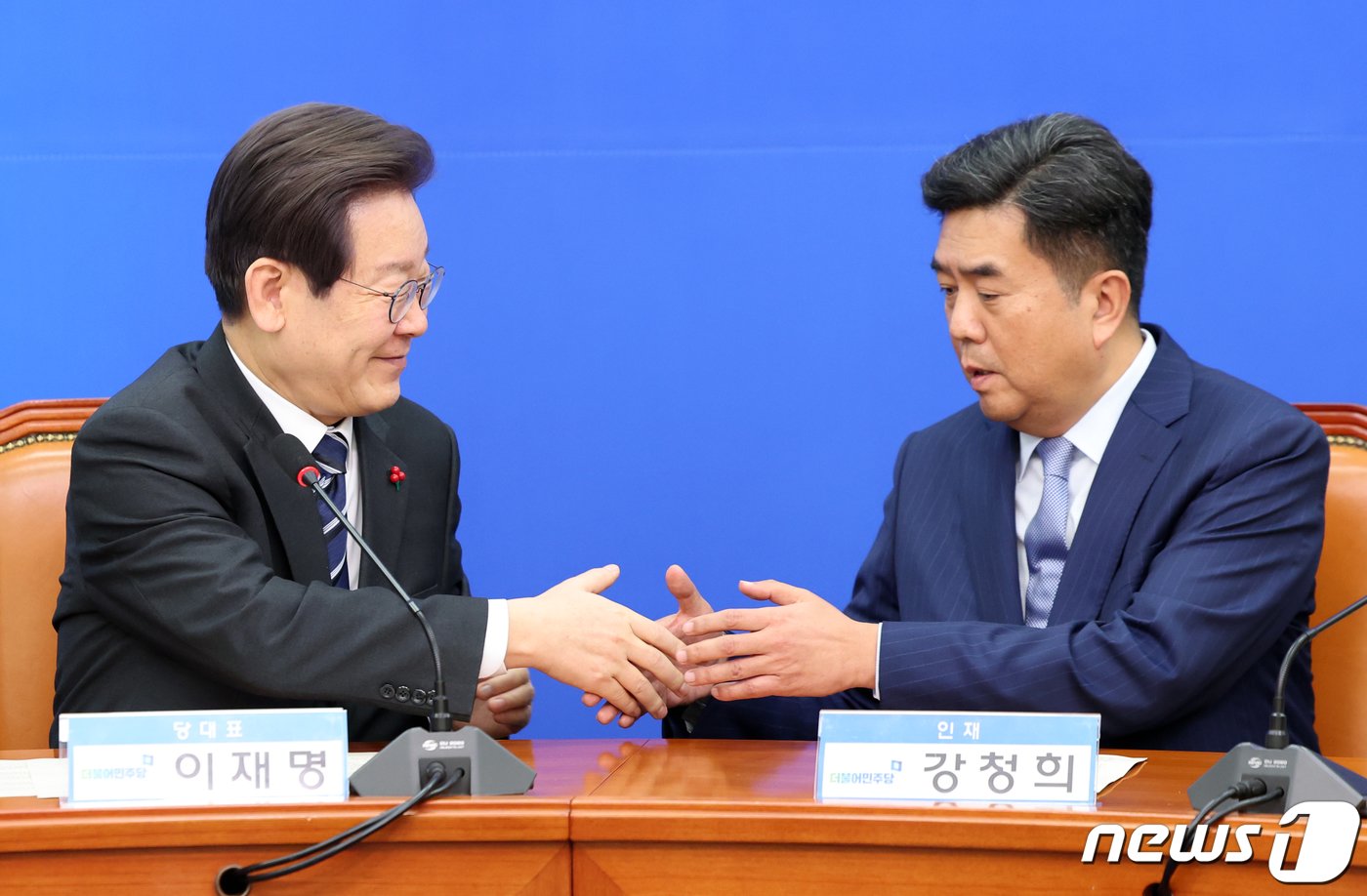 본문 이미지 - 이재명 더불어민주당 대표가 27일 오전 서울 여의도 국회에서 열린 민주당 4·5호 인재영입식에서 인재영입 5호 강청희 전 대한의사협회 상근부회장과 악수를 나누고 있다. 2023.12.27/뉴스1 ⓒ News1 황기선 기자