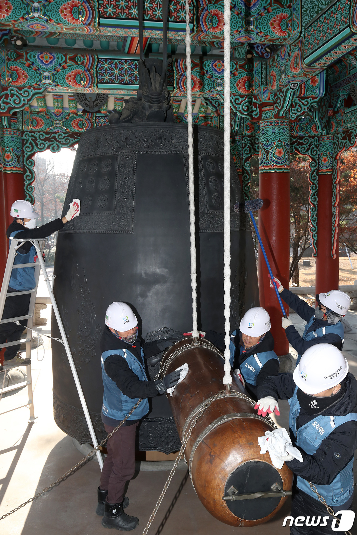 (대구=뉴스1) 공정식 기자 = 2024년 갑진년(甲辰年) 새해를 닷새 앞두고 27일 오전 대구 중구 국채보상운동기념공원에서 대구공공시설관리공단 관계자들이 달구벌대종과 종각 주변 …