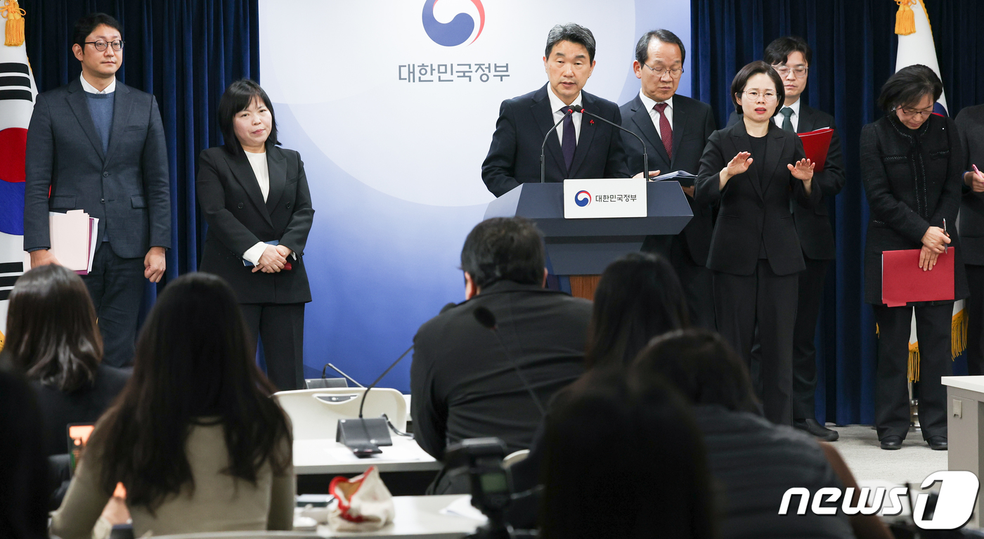 (서울=뉴스1) 허경 기자 = 이주호 사회부총리 겸 교육부 장관이 27일 서울 종로구 정부서울청사에서 2028 대학입시제도 개편안 확정안을 발표한 뒤 기자들의 질의에 답하고 있다. …