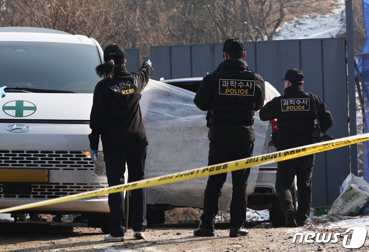 본문 이미지 - 마약 투약 혐의를 받던 배우 이선균 씨가 27일 종로구 와룡공원 인근에서 숨진 채 발견 돼 경찰 관계자들이 이 씨의 차량 내부를 살펴보고 있다. 2023.12.27/뉴스1 ⓒ News1 민경석 기자