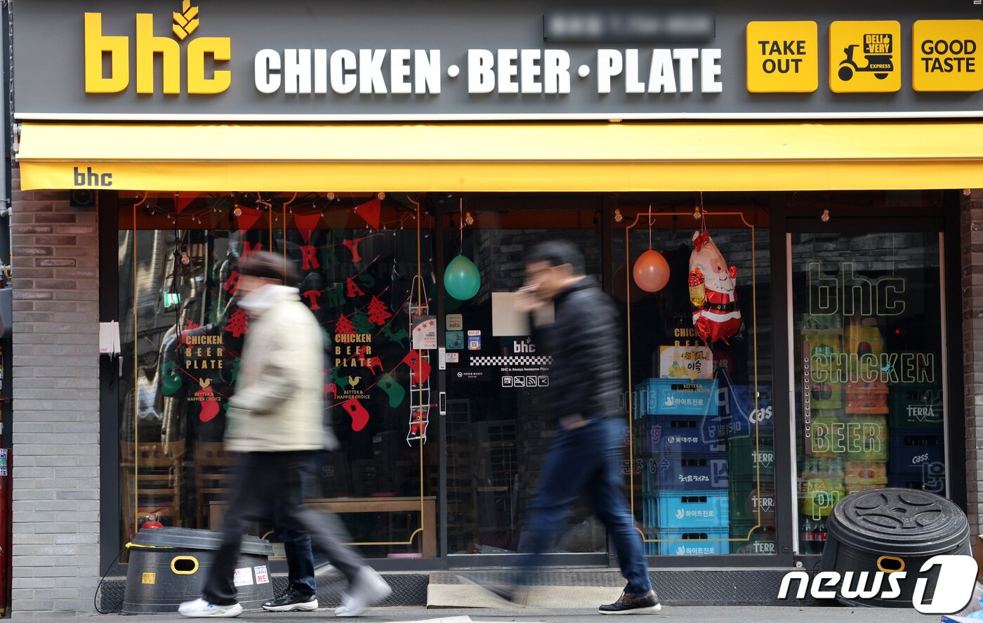 본문 이미지 - 서울 시내 한 bhc 매장 모습. 2023.12.27/뉴스1 ⓒ News1 김성진 기자