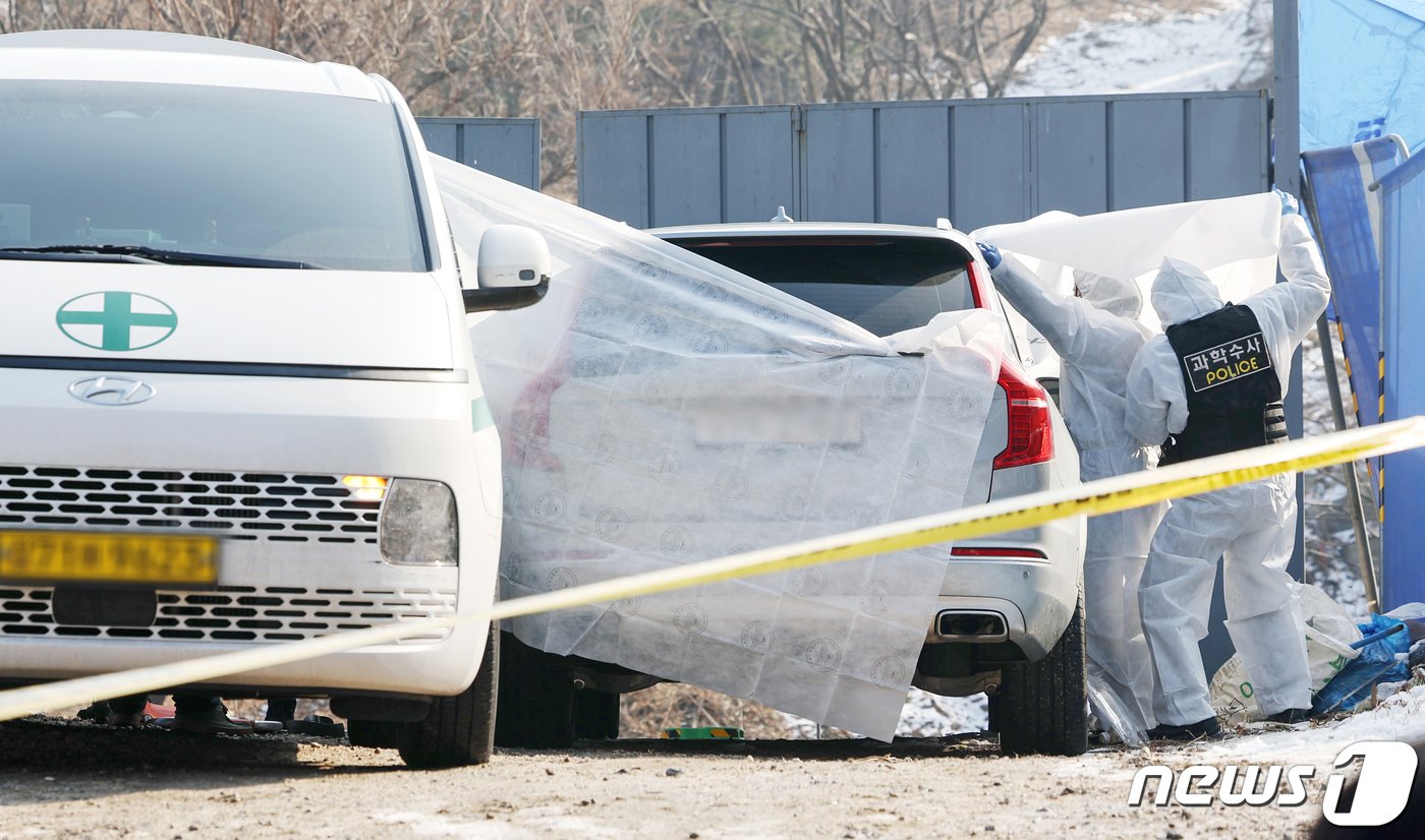 본문 이미지 - 마약 투약 혐의를 받던 배우 이선균 씨가 27일 종로구 와룡공원 인근에서 숨진 채 발견 돼 과학수사대원들이 이 씨의 차량 내부를 살펴보고 있다. ※우울감 등 말하기 어려운 고민으로 전문가의 도움이 필요하면 자살예방 핫라인 1577-0199, 자살예방 상담전화 1393, 희망의 전화 129, 생명의 전화 1588-9191, 청소년 전화 1388 등에서 24시간 상담을 받을 수 있습니다. 2023.12.27/뉴스1 ⓒ News1 민경석 기자