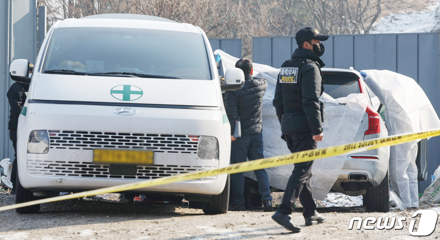 (서울=뉴스1) 민경석 기자 = 마약 투약 혐의를 받던 배우 이선균 씨가 27일 종로구 와룡공원 인근에서 숨진 채 발견 돼 경찰 관계자들이 구급차량으로 이 씨의 시신을 수습하고 있 …