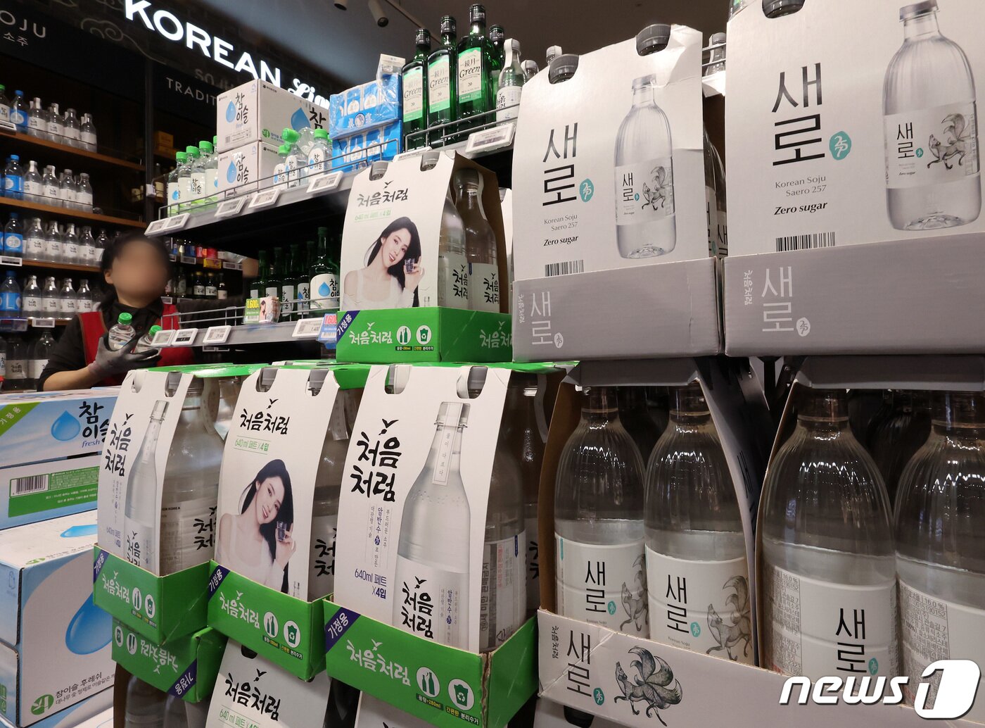 본문 이미지 -  서울의 한 대형마트 주류 판매대에 소주가 진열돼 있다. 2023.12.27 ⓒ 뉴스1 이동해 기자