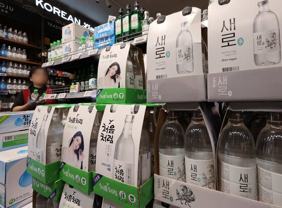 본문 이미지 - 서울의 한 대형마트 주류 판매대에 소주가 진열돼 있다. 2023.12.27/뉴스1 ⓒ News1 이동해 기자