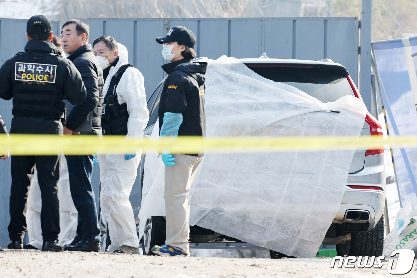 (서울=뉴스1) 민경석 기자 = 마약 투약 혐의를 받던 배우 이선균 씨가 27일 종로구 와룡공원 인근에서 숨진 채 발견 돼 경찰 관계자들이 이 씨의 차량을 살펴보고 있다.※우울감 …