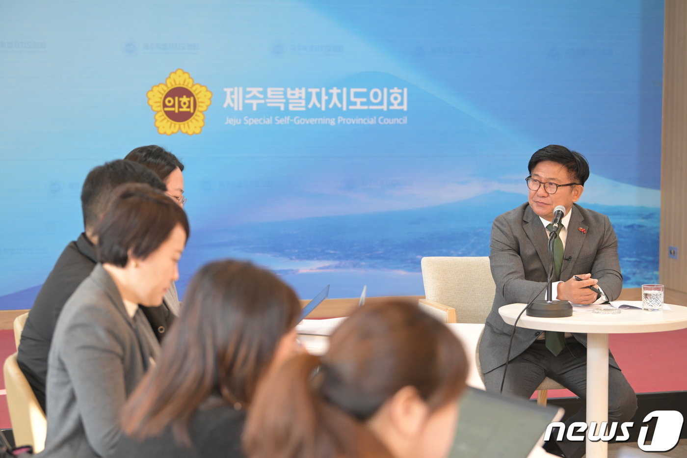 본문 이미지 - 27일 오전 제주도의회 도민카페에서 김경학 도의회 의장이 신년 언론 공동대담을 하고 있다(도의회 제공).2023.12.27/뉴스1 ⓒ News1 고동명 기자