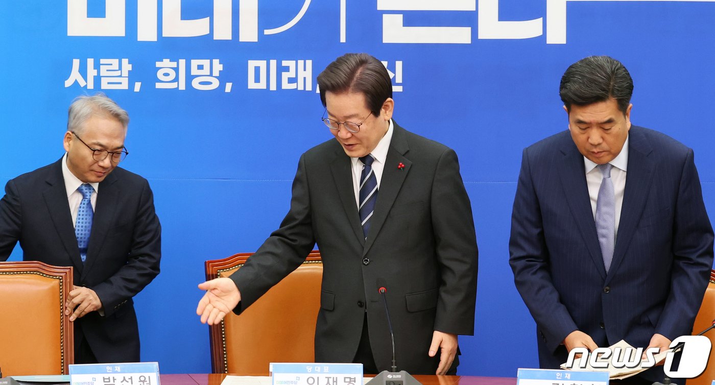 본문 이미지 - 이재명 더불어민주당 대표가 27일 오전 서울 여의도 국회에서 열린 민주당 4·5호 인재영입식에서 박선원 전 국가정보원 제1차장과 강청희 전 대한의사협회 상근부회장에게 자리를 안내하고 있다. 2023.12.27/뉴스1 ⓒ News1 황기선 기자