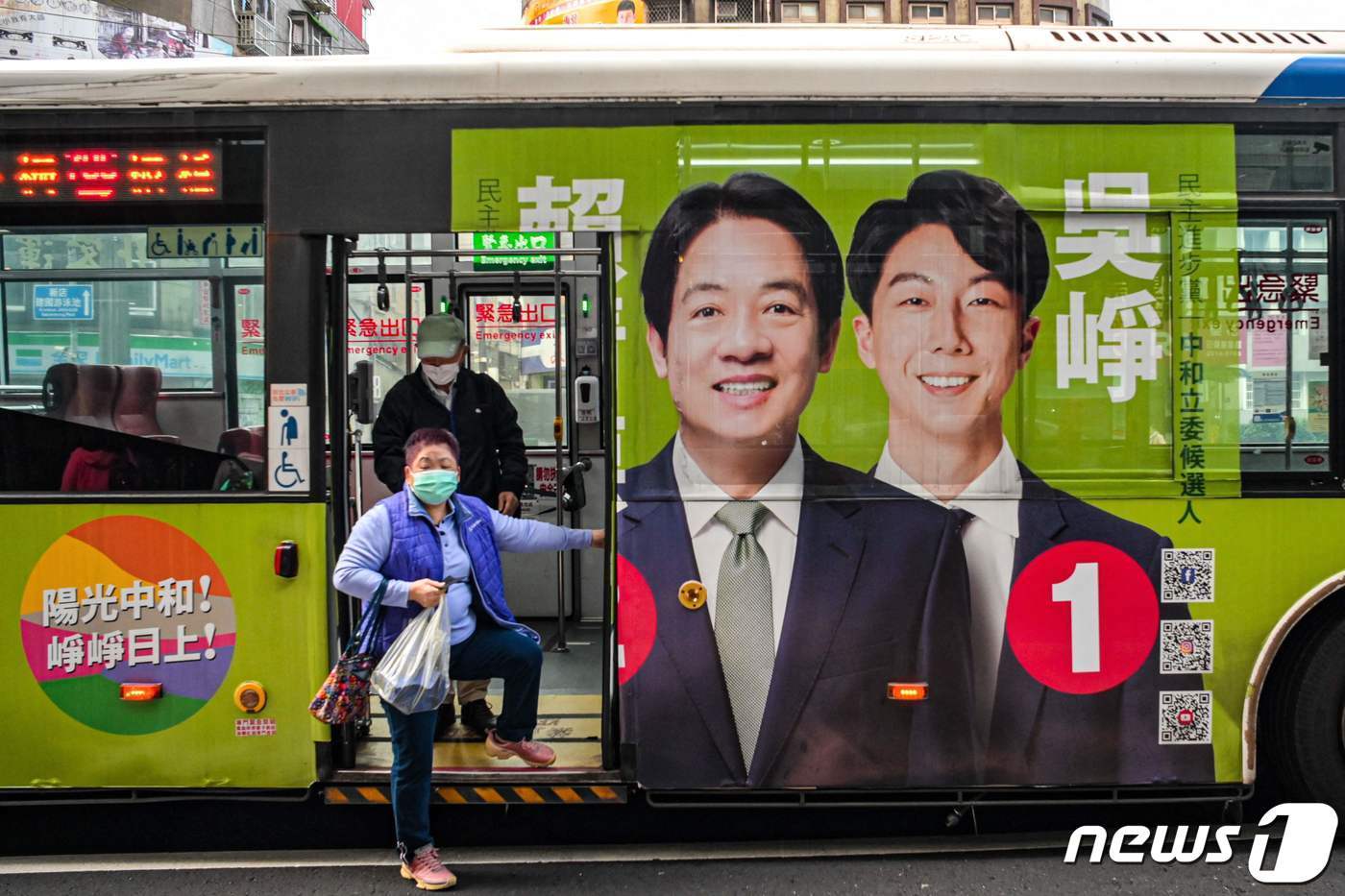 대만 집권당인 민진당의 라이칭더 총통 후보의 얼굴이 새겨진 버스에서 27일&#40;현지시간&#41; 사람들이 하차하고 있다. 2023.12.27 ⓒ AFP=뉴스1 ⓒ News1 정지윤 기자