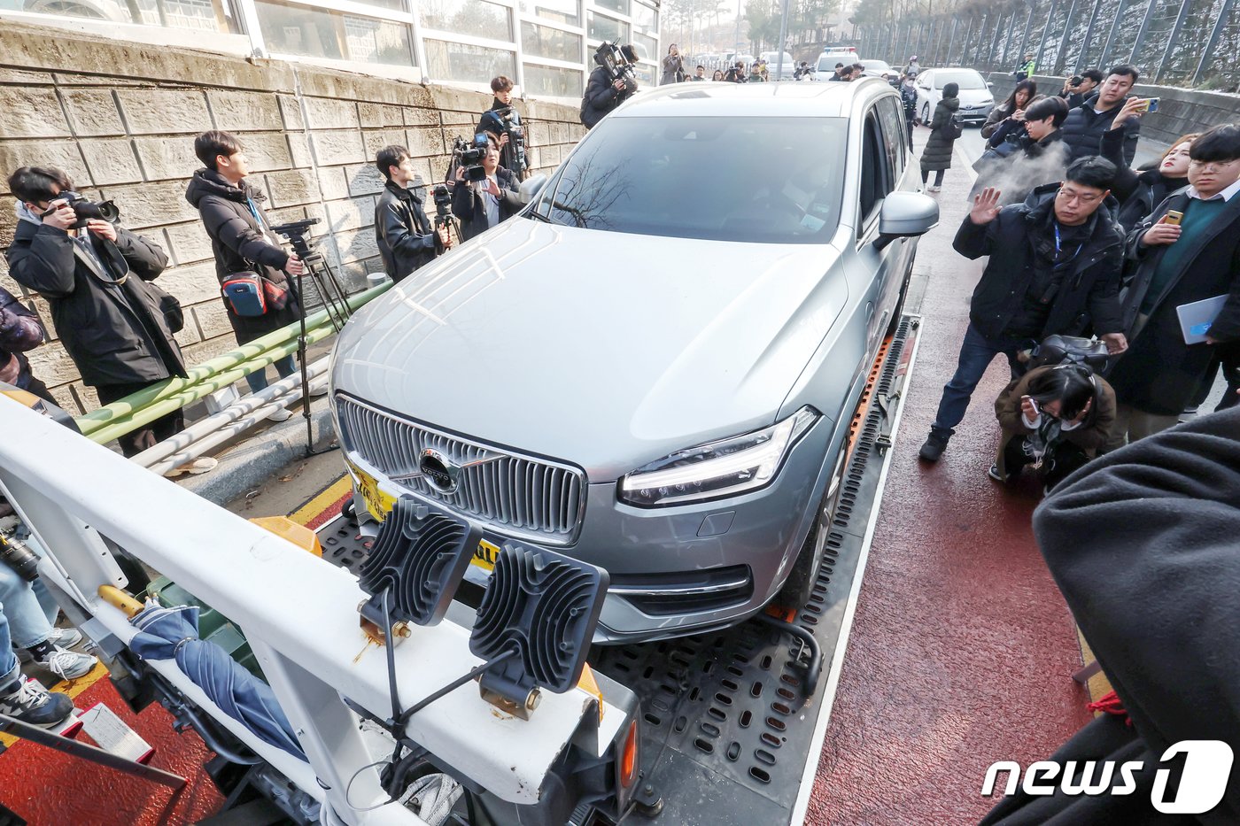 마약 투약 혐의를 받던 배우 이선균 씨가 27일 종로구 와룡공원 인근에서 숨진 채 발견 돼 과학수사대원들이 이 씨의 차량을 수습하고 있다. ※우울감 등 말하기 어려운 고민으로 전문가의 도움이 필요하면 자살예방 핫라인 1577-0199, 자살예방 상담전화 1393, 희망의 전화 129, 생명의 전화 1588-9191, 청소년 전화 1388 등에서 24시간 상담을 받을 수 있습니다. 2023.12.27/뉴스1 ⓒ News1 민경석 기자