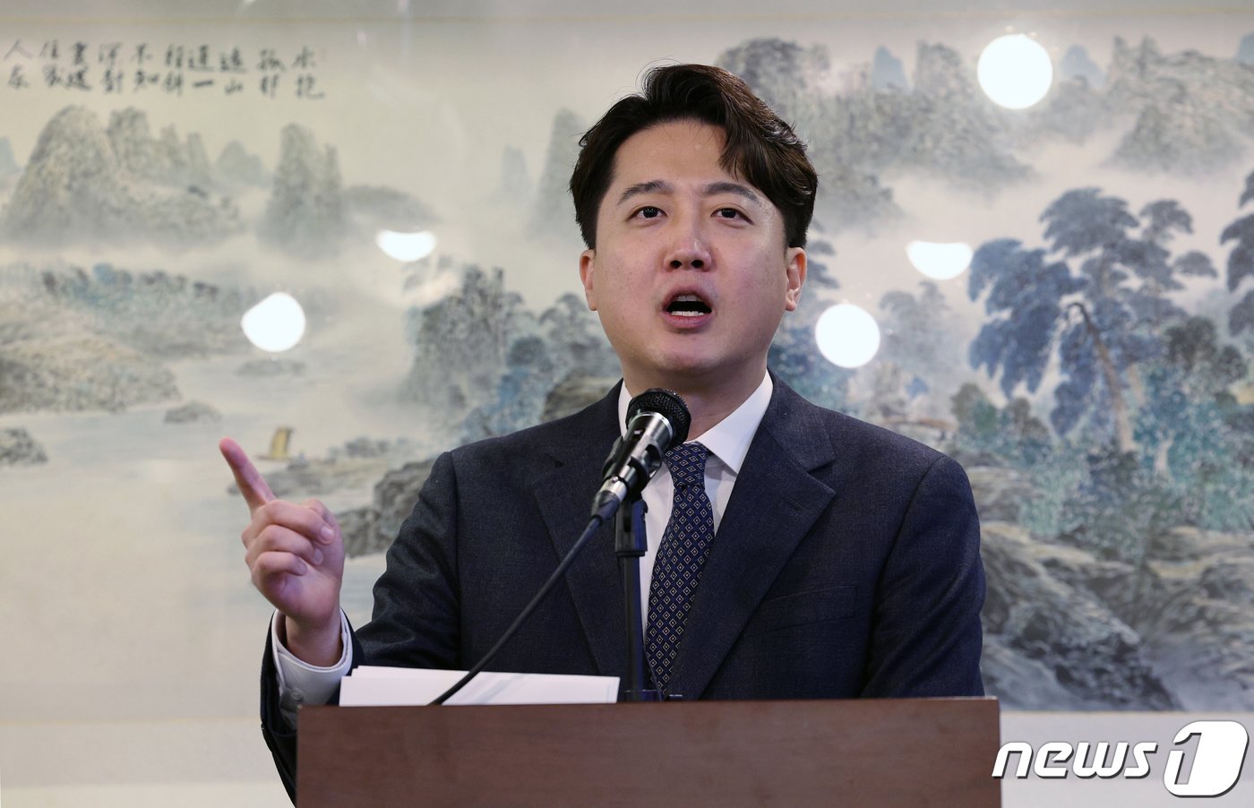 본문 이미지 - 이준석 전 국민의힘 대표가 27일 오후 서울 노원구의 한 음식점에서 탈당 기자회견을 하고 있다. 이 전 대표는 탈당과 동시에 신당 창당준비위원회(창준위)을 꾸리고 새해 1월 가칭 '개혁신당' 출범을 목표로 총선 준비에 나설 예정이다. 2023.12.27/뉴스1 ⓒ News1 박정호 기자