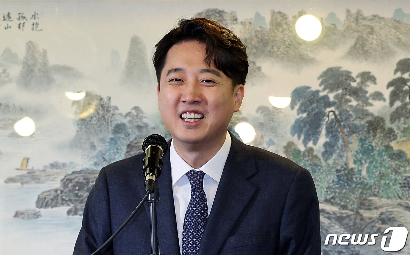 본문 이미지 - 이준석 전 국민의힘 대표가 27일 오후 서울 노원구의 한 음식점에서 가진 탈당 기자회견에서 취재진의 질문에 답하며 환하게 웃고 있다. 이 전 대표는 탈당과 동시에 신당 창당준비위원회(창준위)을 꾸리고 내년 1월 가칭 '개혁신당' 출범을 목표로 총선 준비에 나설 예정이다. 2023.12.27/뉴스1 ⓒ News1 박정호 기자